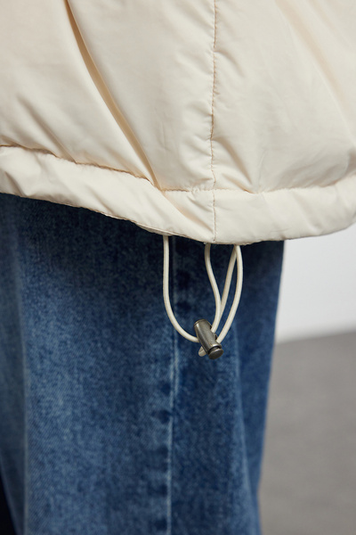 Trendyol Collection Nadměrná vodoodpudivá bunda T Puffer s kapucí a chlupatými vlasy - TWOAW25MO00102