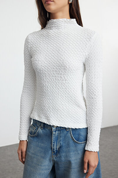 Trendyol Collection Flexible Textured White Knitted Blouse - Fitting on the Body, TWOAW25BZ00232