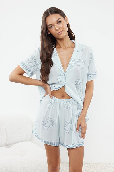 Trendyol Collection Set de pijamale țesute cu model galaxie albastră cu pantaloni scurți din viscoză THMSS24PT00009