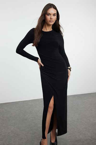 Trendyol Collection Flexibilní černé maxi pletené šaty s řaseným výstřihem - kulatý výstřih - TWOAW25EL00114