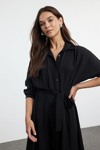 Trendyol Collection Schwarzes, gestreiftes, gewebtes Midi-Hemdkleid mit Gürtel TWOAW25EL00470