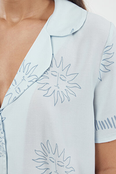 Trendyol Collection Viskózový pyžamový set - modrý vzor Galaxy THMSS24PT00009