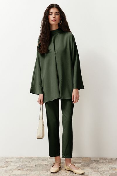 Trendyol Modest Khakifarbenes, gewebtes Oberteil-Set – Kragendetail TCTSS24US00055