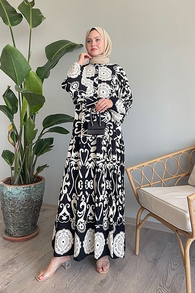 InStyle Černé viskózové šaty - ležérní květinový vzor a zapínání