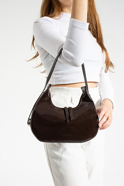 Cosser حقيبة كتف نسائية ذات حزام خاص باللون البني المر