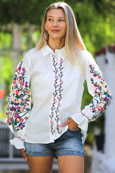 Chiccy Υφαντή λευκή casual μπλούζα με μανίκι μπαλόνι και κέντημα - γιακάς πουκάμισου