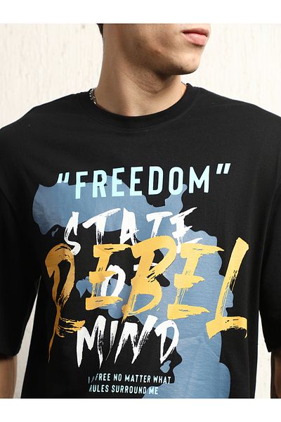 Hubberholme By Styli تي شيرت كبير الحجم بطبعة جرافيكية لـ Freedom
