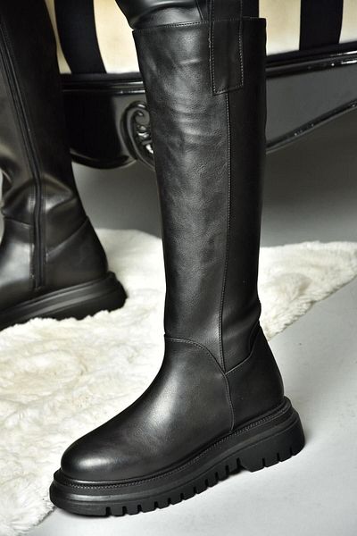 Fox Shoes R312401309 Černé dámské boty se silnou podrážkou