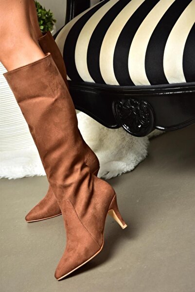 Fox Shoes R372453002 Brązowe zamszowe buty damskie na cienkim obcasie