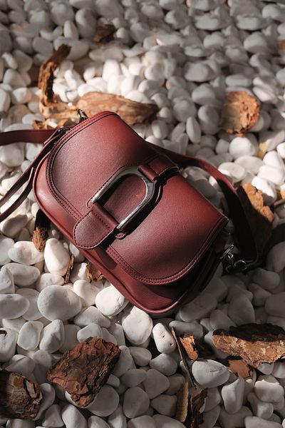 Rimense Dámská taška Claret Red Buckle - Nastavitelný popruh a podšívka