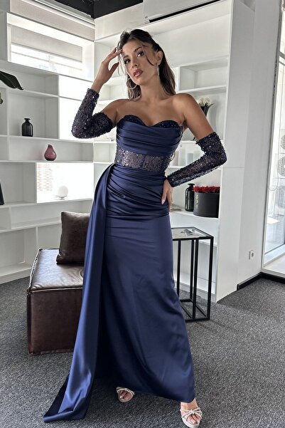 İyem Abiye Stylové saténové večerní šaty s průhlednými vyšívanými detaily rukávů