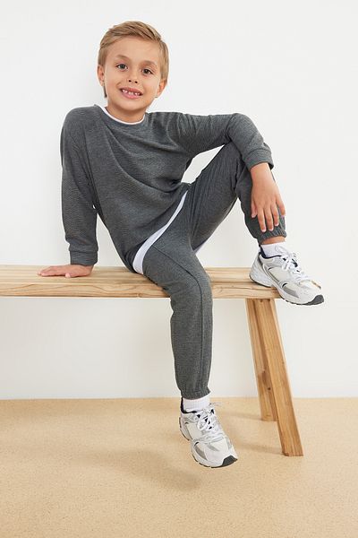 TRENDYOLKIDS Anthrazitfarbener, einfarbig gestrickter Unter- und Oberteil-Anzug für Jungen TKDAW25AU00020