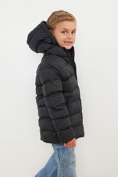 TRENDYOLKIDS Schwarzer Jungenmantel mit Kapuze - mit Taschen TKDAW25MO00002