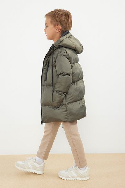 TRENDYOLKIDS Chlapecký khaki kabát s kapucí a kapsami - TKDAW25MO00004