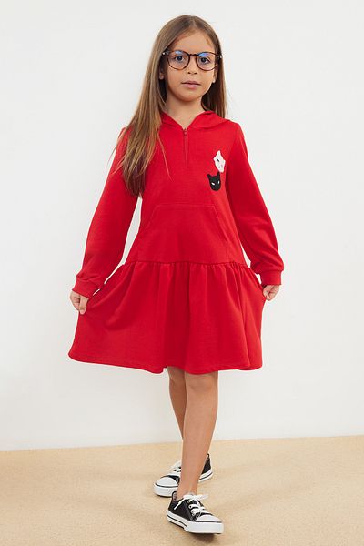 TRENDYOLKIDS Rotes Mädchen-Jahreszeitenkleid mit dünner Kängurutasche und normaler Kapuze aus Baumwolle TKDAW25EL00014