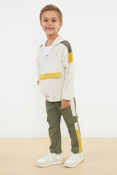 TRENDYOLKIDS Beigefarbenes, saisonales, dünnes Strick-Sweatshirt-Trainingsanzug-Oberteil-Set für Jungen aus 100 % Baumwolle TKDAW25AU00043