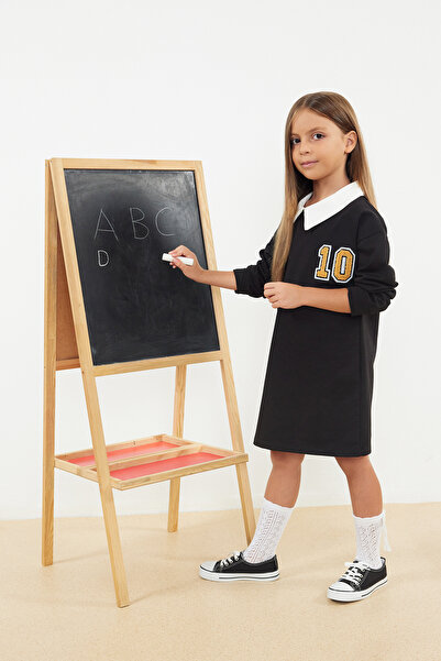 TRENDYOLKIDS Rochie tricotată cu slogan obișnuit pentru fete negre TKDAW25EL00009