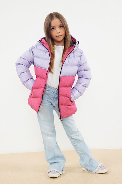 TRENDYOLKIDS Fliederfarbener Mädchen-Mantel mit Kapuze und Farbblock TKDAW25MO00001