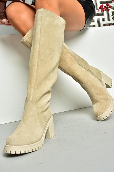 Fox Shoes R654047702 Béžové semišové dámské boty na silném podpatku z pravé kůže