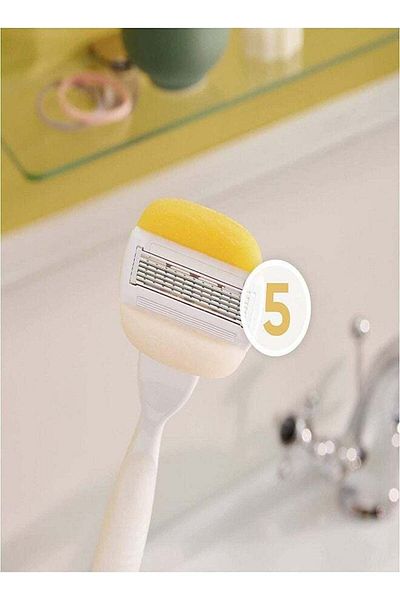 Gillette Venus جيليت ماكينة حلاقة كومفورت جلايد مع اولاي جوز الهند للنساء من فينوس مع 6 شفرات قابلة لاعادة التعبئة