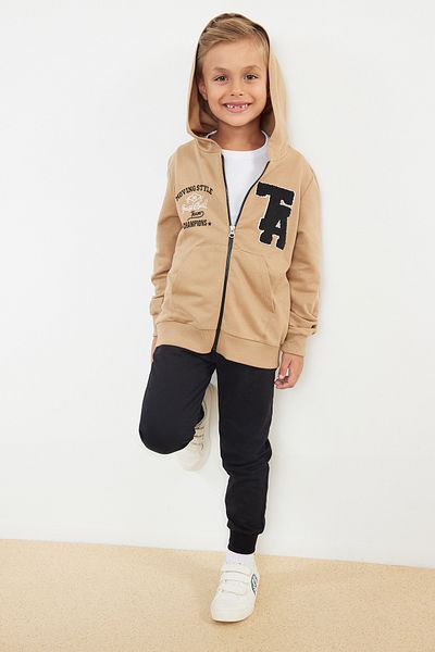 TRENDYOLKIDS Beige Boys' Seasonal-Thin Slogan Printed Hooded Cotton Knitted Bottom-Top Suit Tkdaw25Au00006