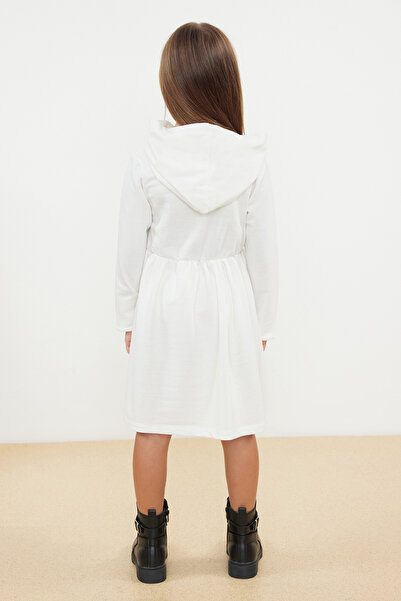 TRENDYOLKIDS Dievčenské Ecru sezónne bavlnené šaty s kapucňou – tenký vzor sloganu Tkdaw25El00012