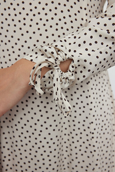 Trendyol Modest Tkané šaty Ecru s puntíkovaným vzorem - Tctss24eb00271