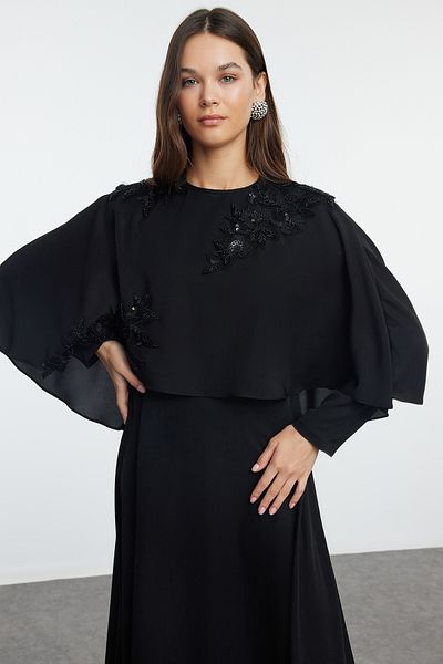 Trendyol Modest Βραδινό φόρεμα με κεντημένη μαύρη πέτρα με λεπτομέρεια κάπα - Tctss24Db00077