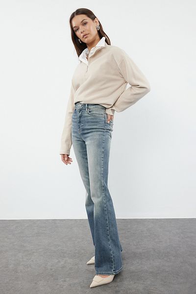 Trendyol Collection Dunkelblaue Vintage-Jeans mit spanischem Bein – Pale-Effekt, normale Taille TWOAW25JE00096