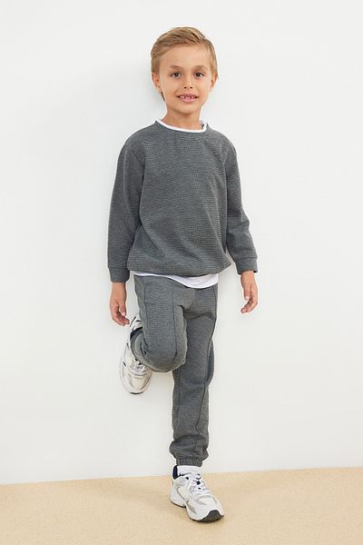 TRENDYOLKIDS Anthrazitfarbener, einfarbig gestrickter Unter- und Oberteil-Anzug für Jungen TKDAW25AU00020