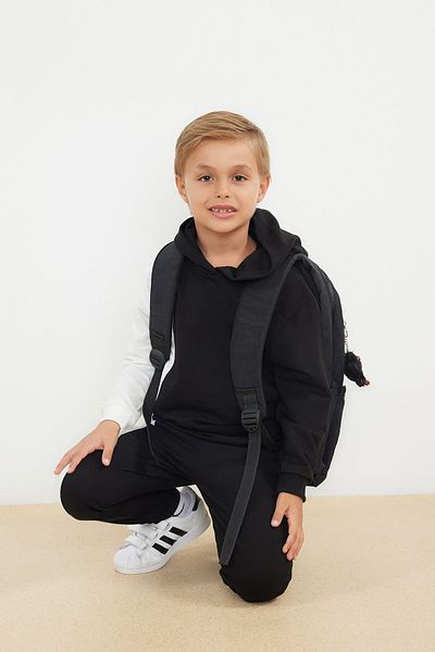 TRENDYOLKIDS Set hanorac și pantaloni de trening cu glugă din bumbac negru pentru băieți - TKDAW25AU00058