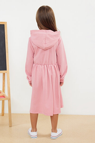 TRENDYOLKIDS Lányok pamut szezonális ruha - vékony szlogenmintás, kapucnis TKDAW25EL00012