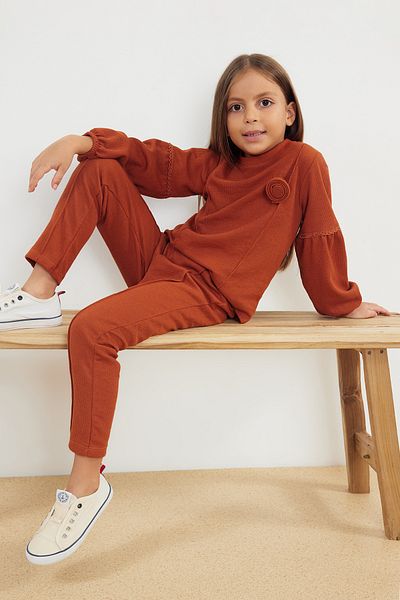TRENDYOLKIDS Sada mikiny a tepláků v cihlové barvě s nášivkami Rose pro dívky - TKDAW25AU00023