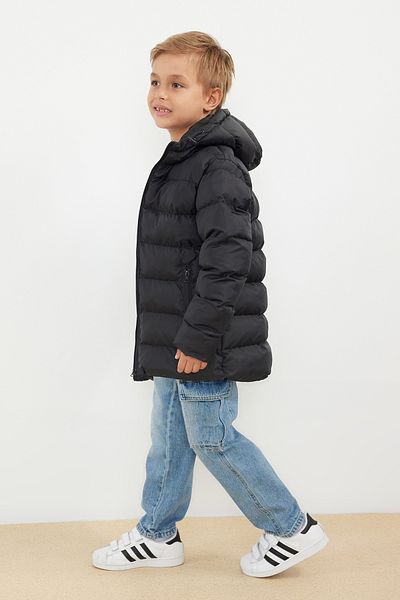 TRENDYOLKIDS Schwarzer Jungenmantel mit Kapuze - mit Taschen TKDAW25MO00002