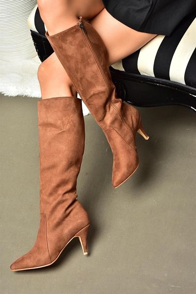 Fox Shoes R372453002 Dámské semišové boty na tenkém podpatku hnědé barvy