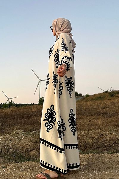 Yefrastore Γυναικείο φόρεμα βισκόζης με λευκό μαύρο έθνικ σχέδιο με κουμπιά