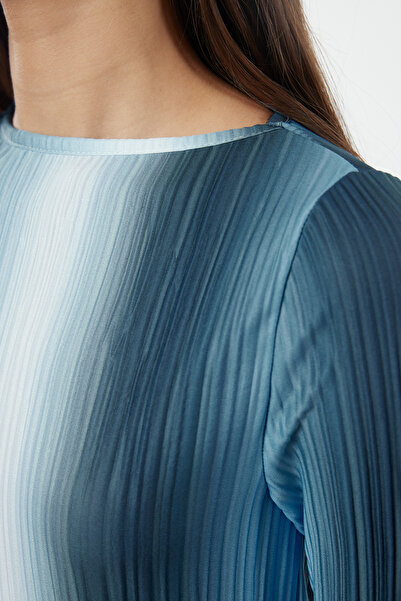 Trendyol Collection Pružná plisovaná modrá pletená halenka – Regular Fit, potištěná TWOAW25BZ00120