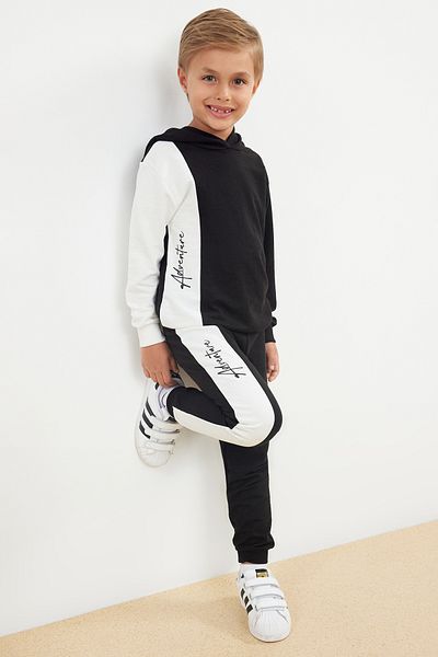 TRENDYOLKIDS Set hanorac și pantaloni de trening cu glugă din bumbac negru pentru băieți - TKDAW25AU00058