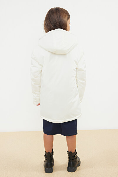 TRENDYOLKIDS Dívčí bílá bunda s kapucí a kapsami - TKDAW25MO00007