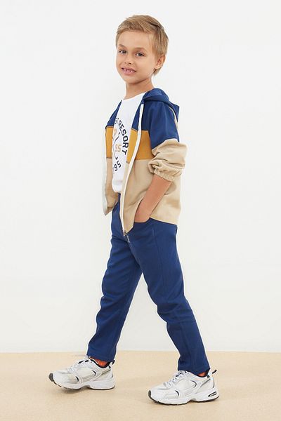 TRENDYOLKIDS Fiú sötétkék kardigán-póló-nadrág szett 3 db pamut kötött öltöny - TKDAW25AU00042