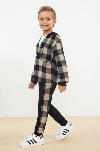 TRENDYOLKIDS Fekete kockás pamut póló és nadrág ing szett fiúknak - TKDAW25AU00064
