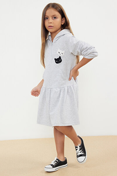 TRENDYOLKIDS Dívčí bavlněné pletené šaty – šedá melanž, tenká klokaní kapsa, s kapucí Tkdaw25El00014