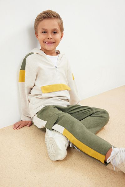 TRENDYOLKIDS Beigefarbenes, saisonales, dünnes Strick-Sweatshirt-Trainingsanzug-Oberteil-Set für Jungen aus 100 % Baumwolle TKDAW25AU00043