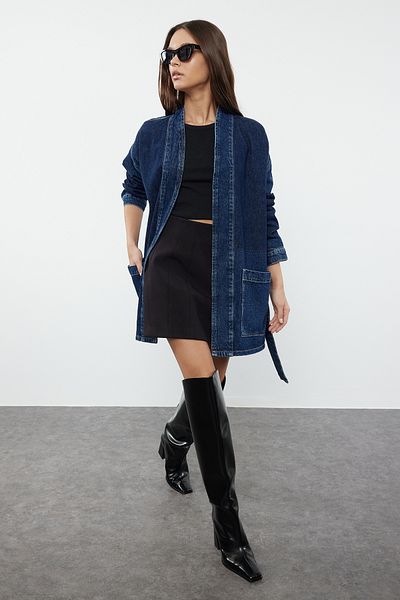 Trendyol Collection Übergroße dunkelblaue Jeansjacke mit Gürtel - TWOSS21CE0186