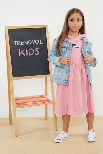 TRENDYOLKIDS Dívčí bavlněné sezónní šaty - tenký potisk sloganu, s kapucí Tkdaw25El00012