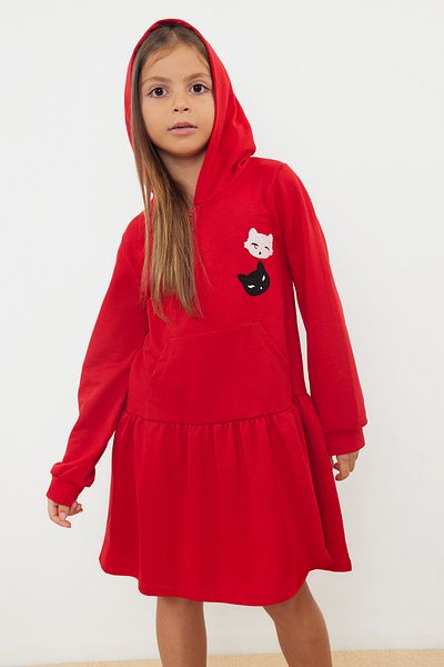TRENDYOLKIDS Rotes Mädchen-Jahreszeitenkleid mit dünner Kängurutasche und normaler Kapuze aus Baumwolle TKDAW25EL00014