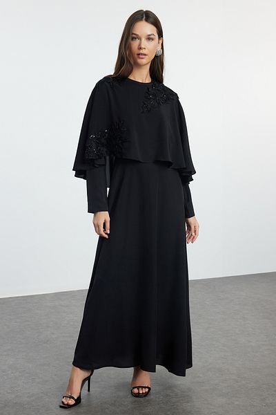 Trendyol Modest Βραδινό φόρεμα με κεντημένη μαύρη πέτρα με λεπτομέρεια κάπα - Tctss24Db00077