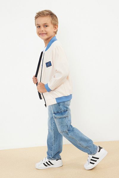 TRENDYOLKIDS Beigefarbenes T-Shirt- und Jacken-Set mit Slogan-Aufdruck für Jungen – Baumwollstrick TKDAW25AU00047