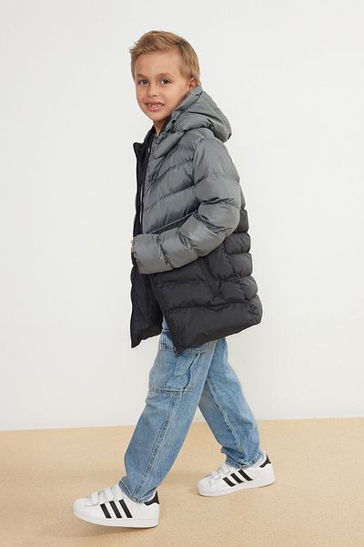 TRENDYOLKIDS Chlapecký kabát s kapucí v šedé barvě - TKDAW25MO00000