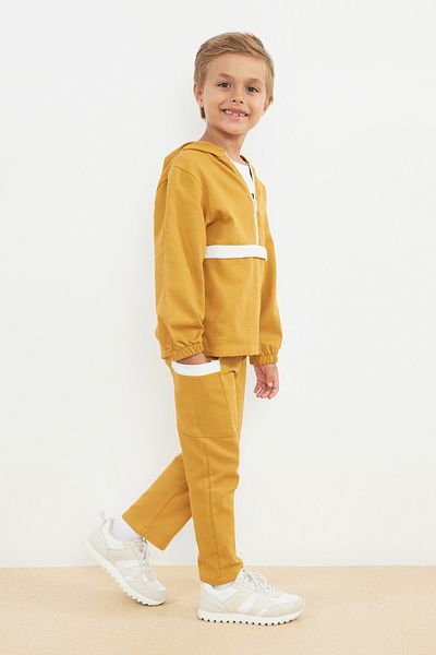 TRENDYOLKIDS Fiú szezonális kötött pulóver és melegítőnadrág szett - 100% pamut mustár TKDAW25AU00043